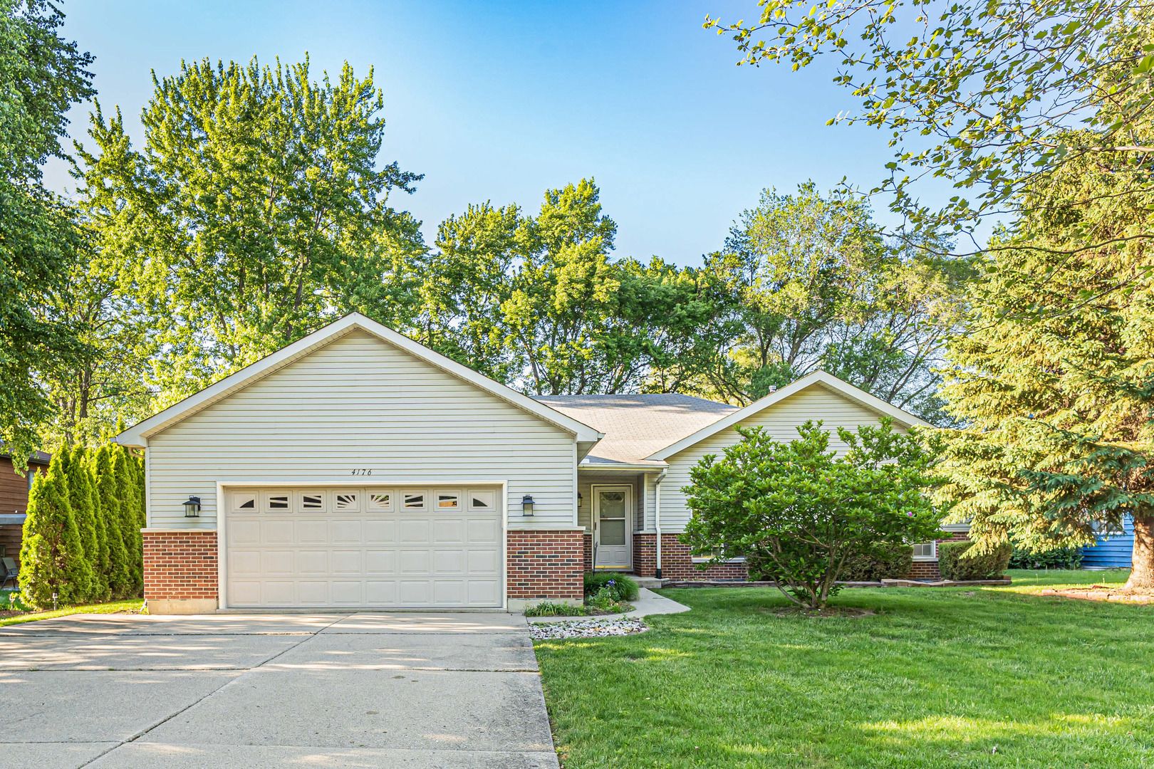 4176 Kenwood Avenue — Gurnee, IL 60031