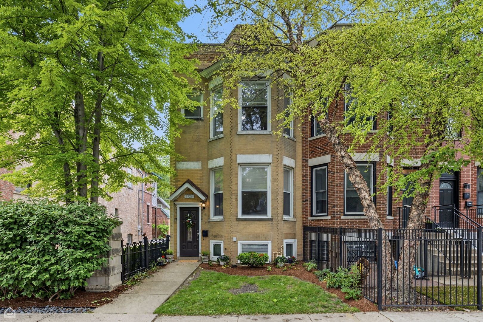 1926 W Oakdale Avenue — Chicago, IL 60657
