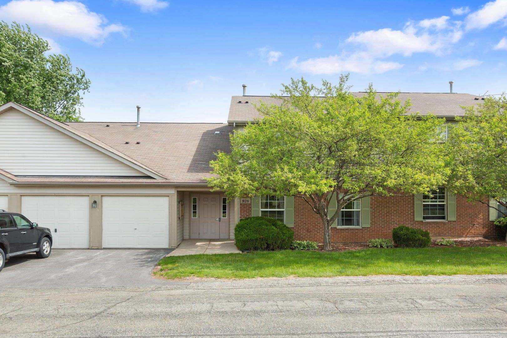 928 N VILLAGE Drive #2 — Round Lake Beach, IL 60073