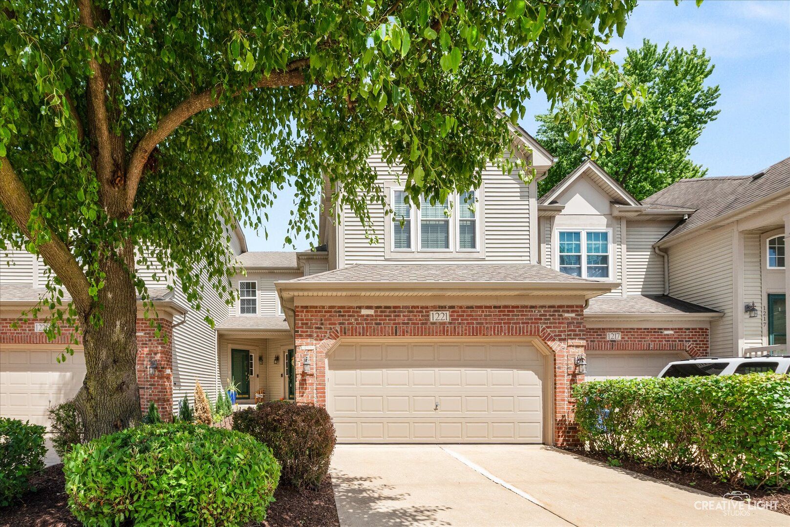 1221 Oakleaf Court — Aurora, IL 60506