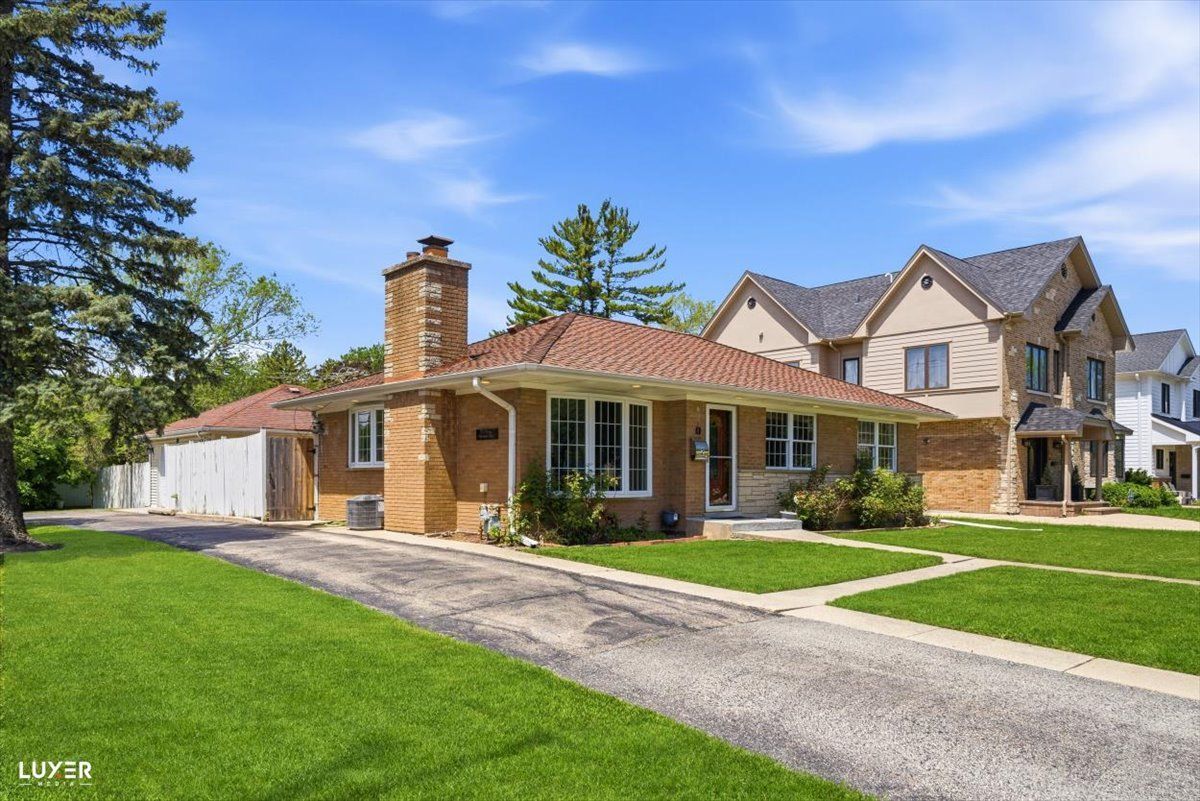 2 WASHINGTON Street — Glenview, IL 60025