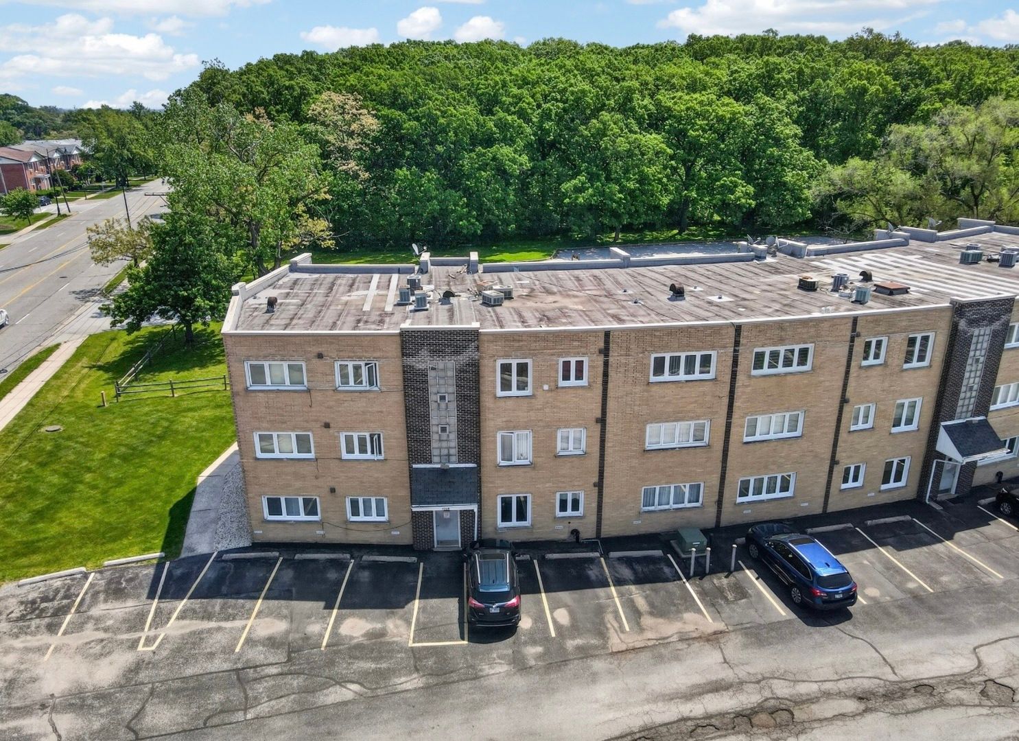 9504 S 86th Avenue #201 — Hickory Hills, IL 60457