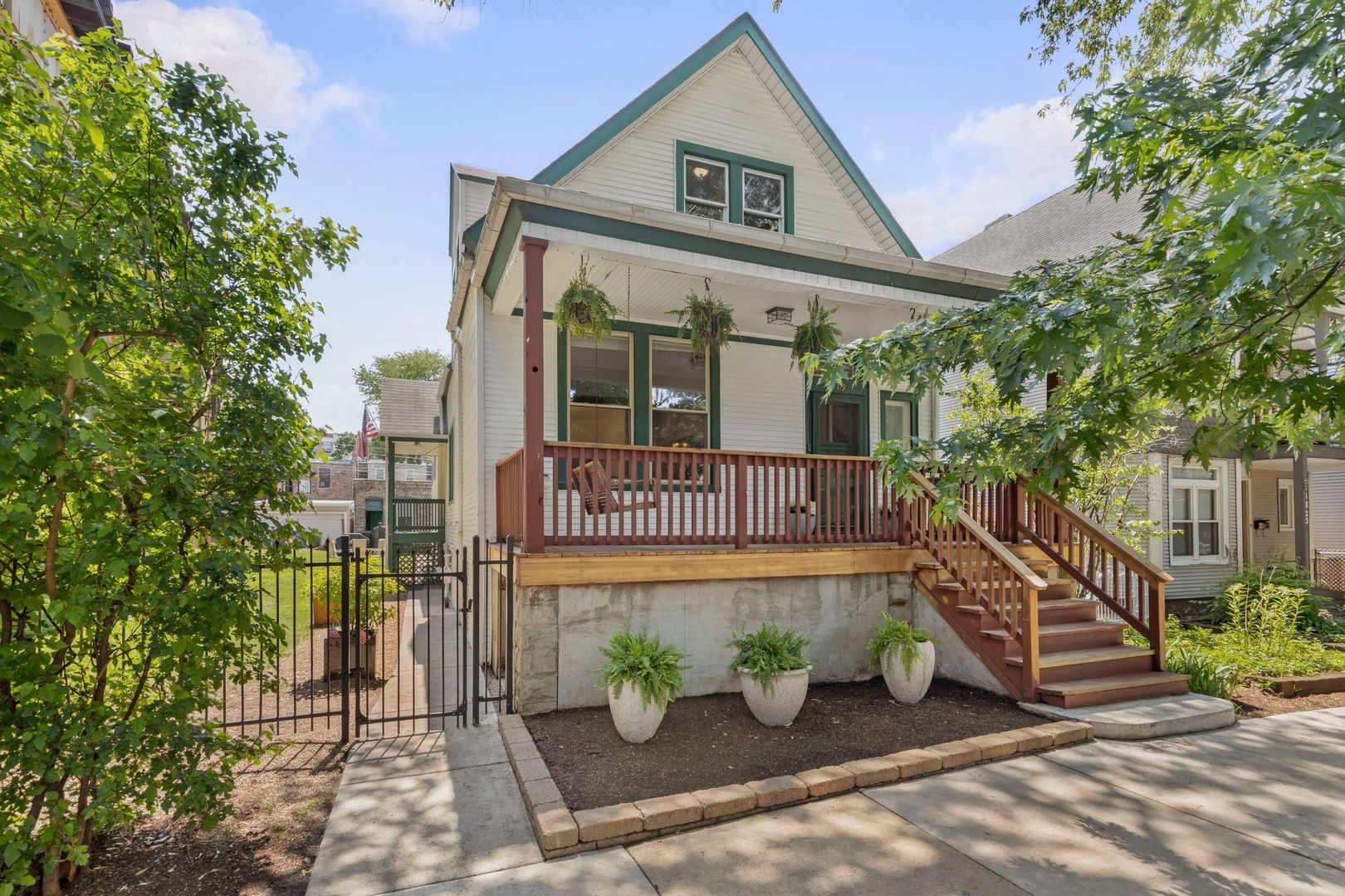 1819 W Cornelia Avenue — Chicago, IL 60657