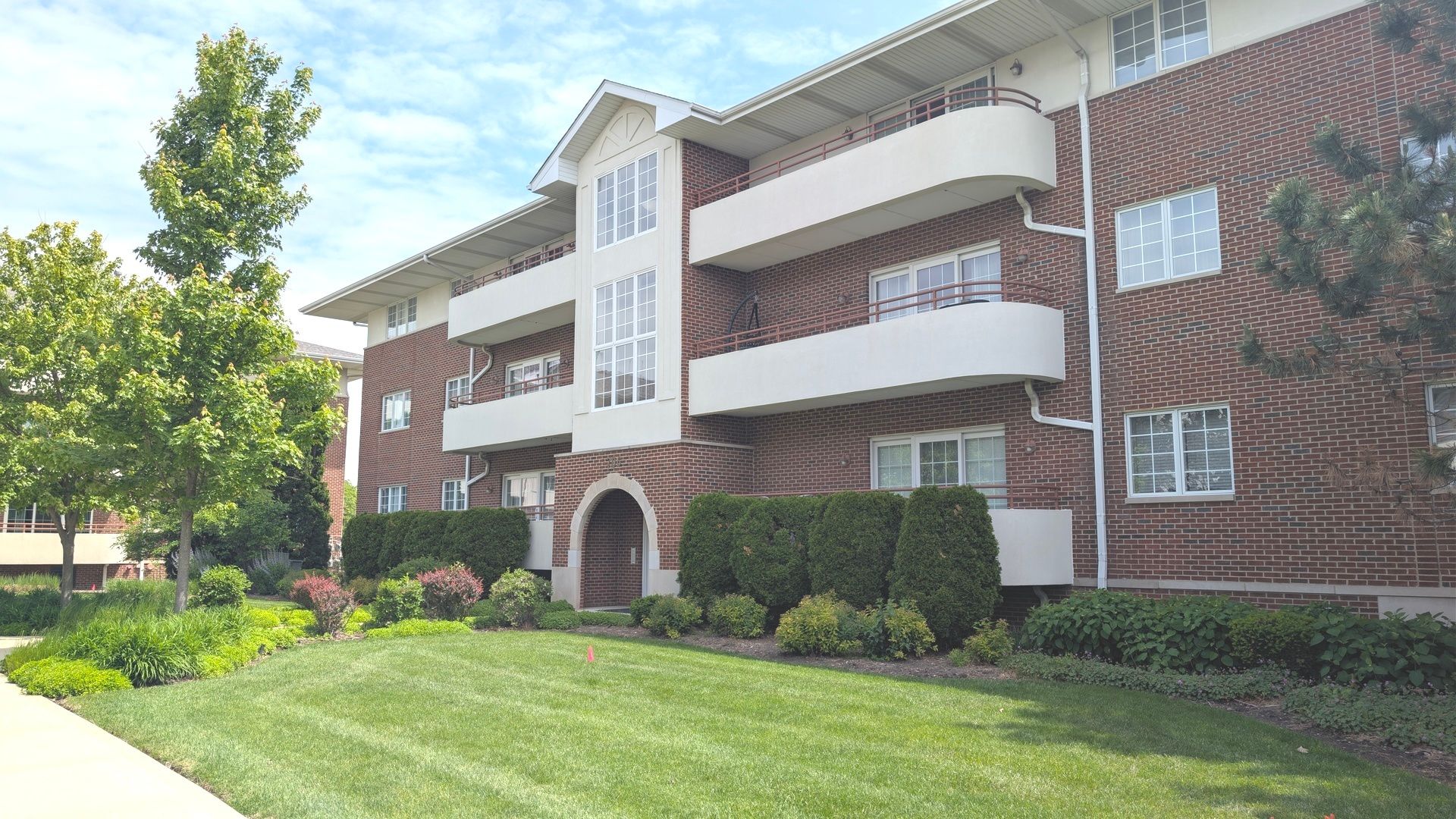 706 63rd Street #202 — Westmont, IL 60559