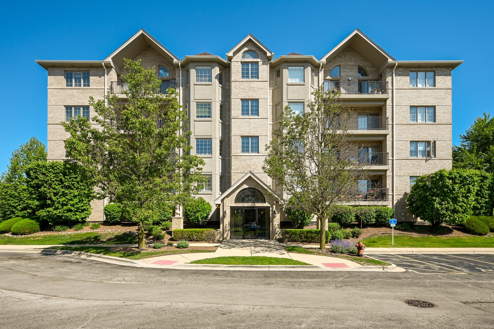 8505 Woodward Avenue #403 — Woodridge, IL 60517