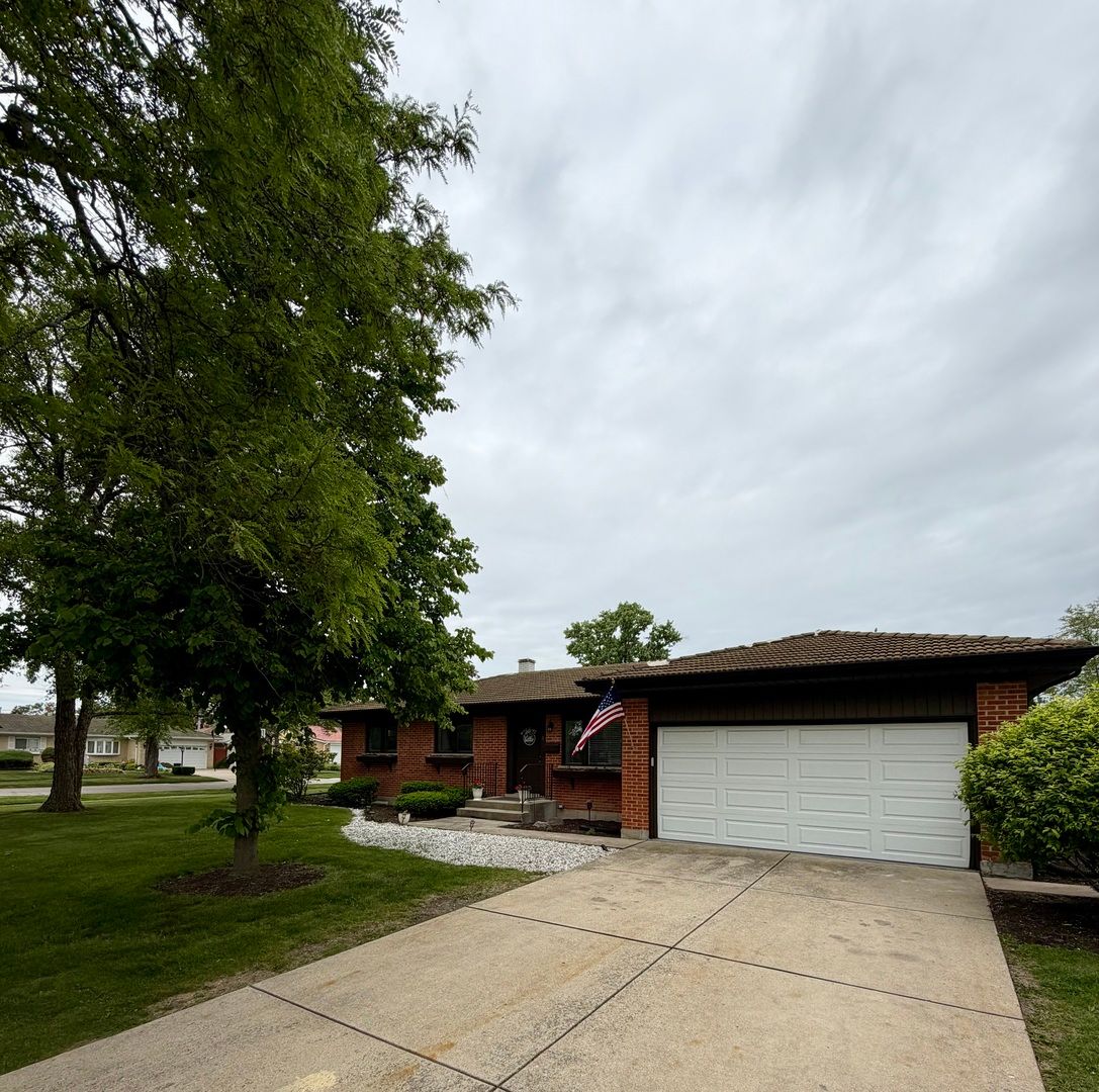 832 Leahy Circle — Des Plaines, IL 60016