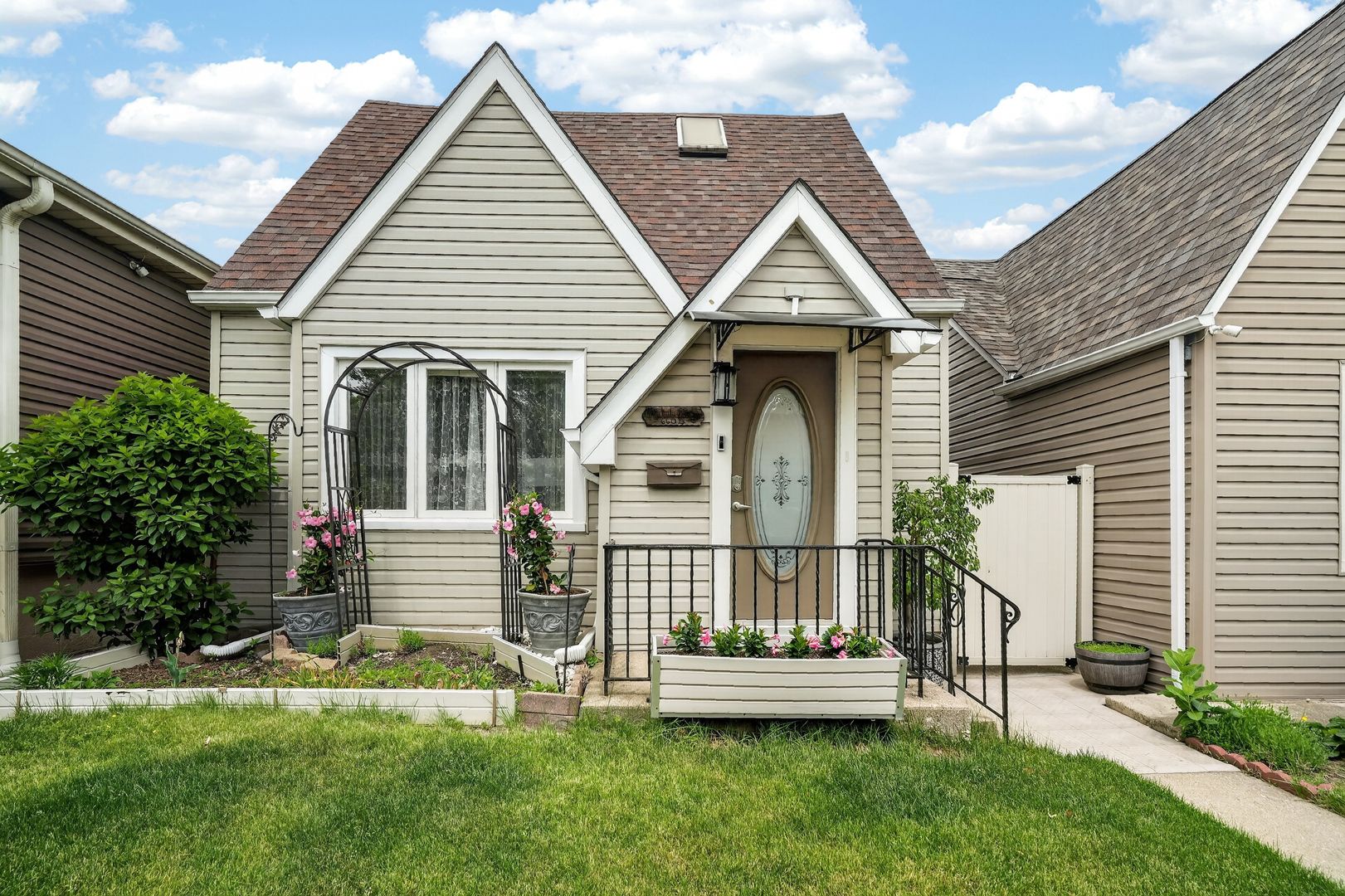 6602 W Montrose Avenue — Harwood Heights, IL 60706