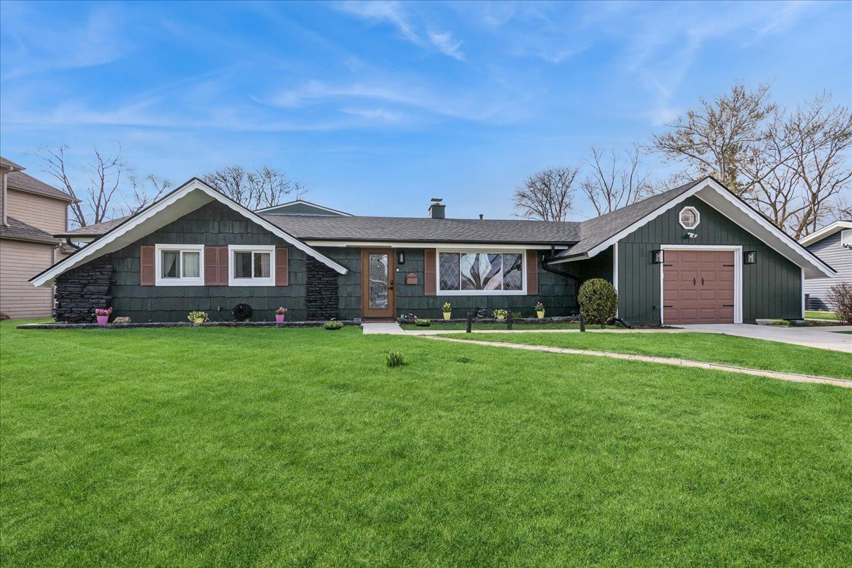 1923 Warwick Lane — Schaumburg, IL 60193