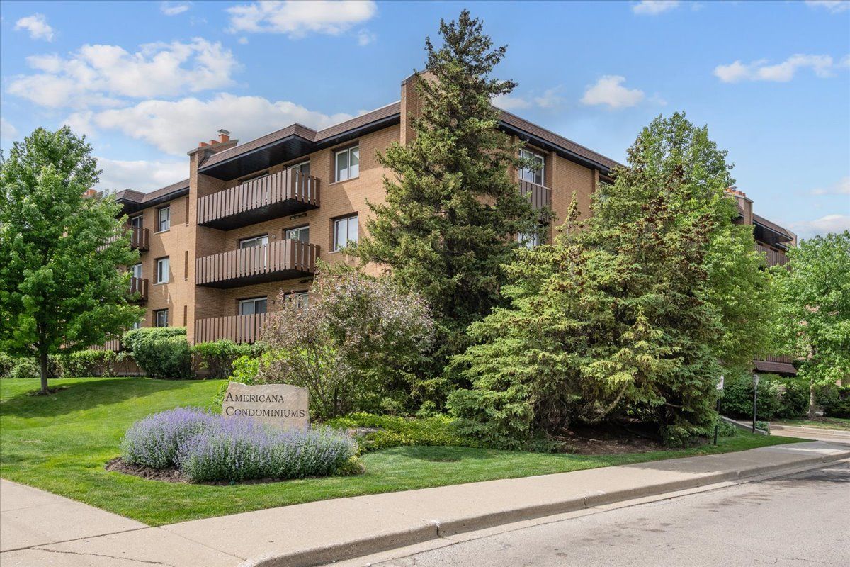 1795 Lake Cook Road #107 — Highland Park, IL 60035