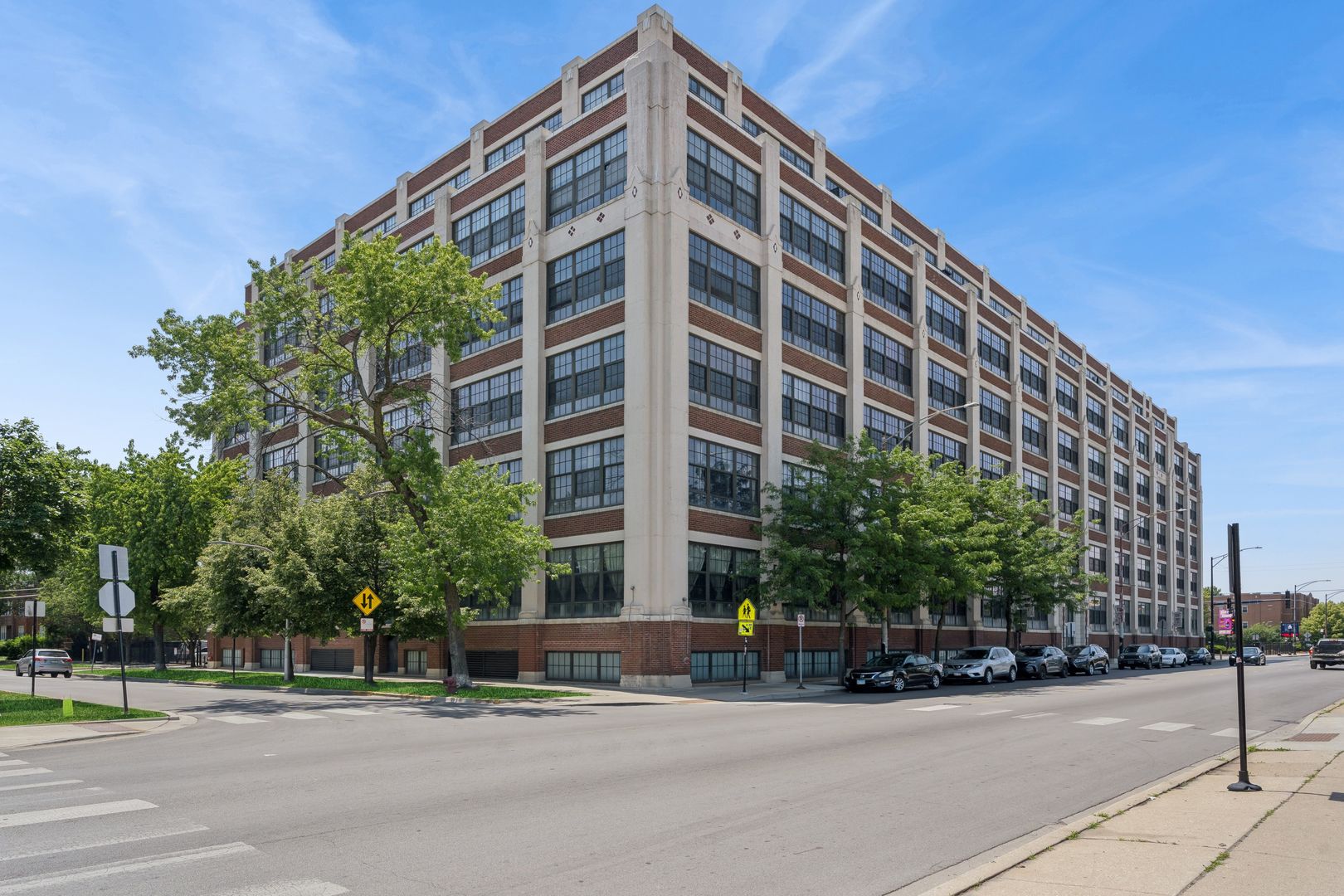 3963 W Belmont Avenue #214 — Chicago, IL 60618