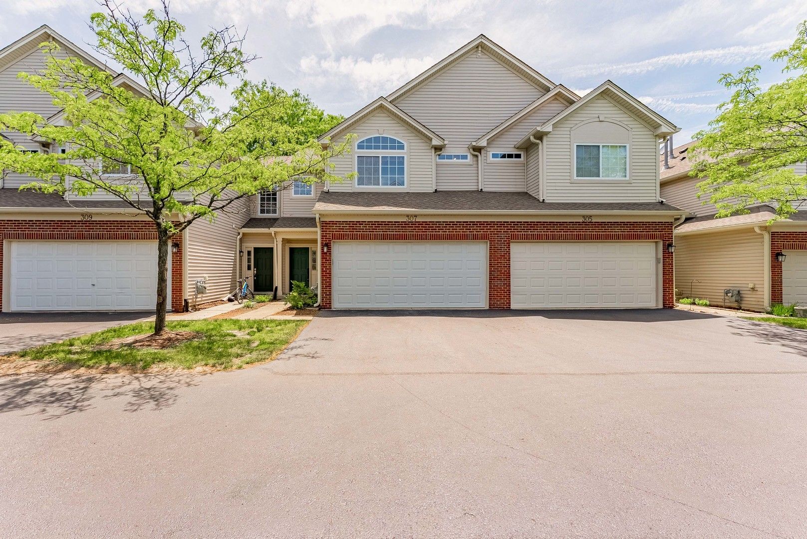 307 Abington Woods Drive — Aurora, IL 60502