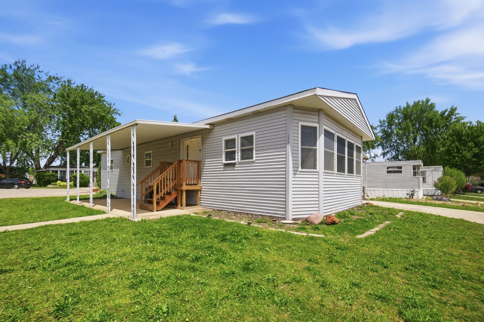 165 Hansom Drive — Wheeling, IL 60090