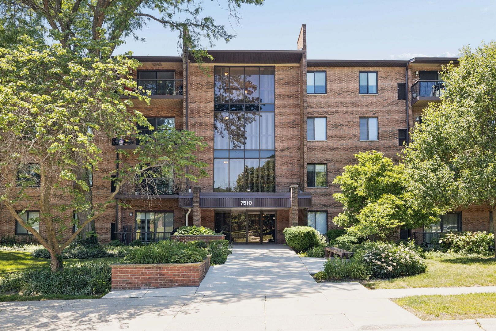 7510 Farmingdale Drive #304 — Darien, IL 60561
