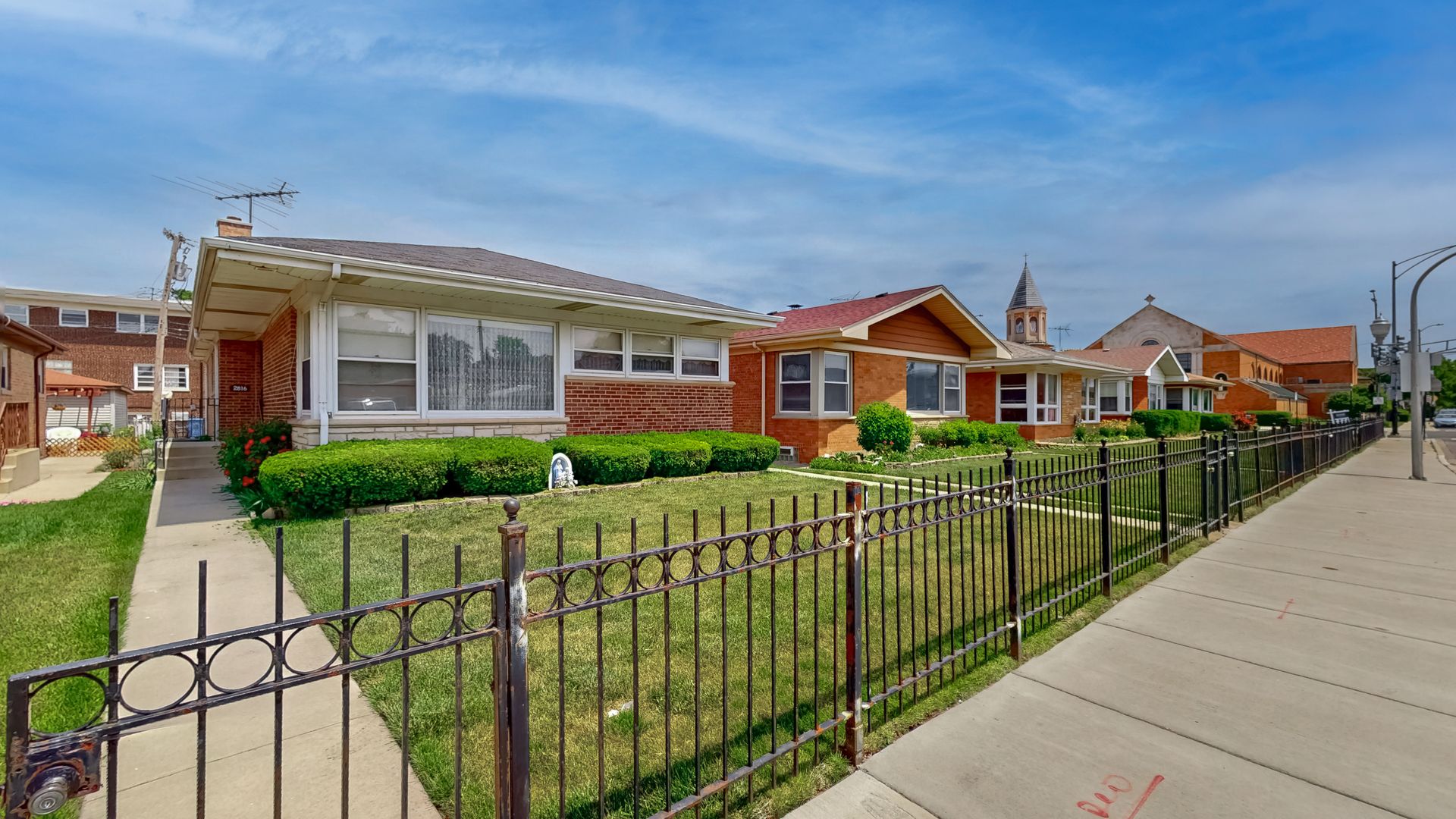 2816 W Bryn Mawr Avenue — Chicago, IL 60659
