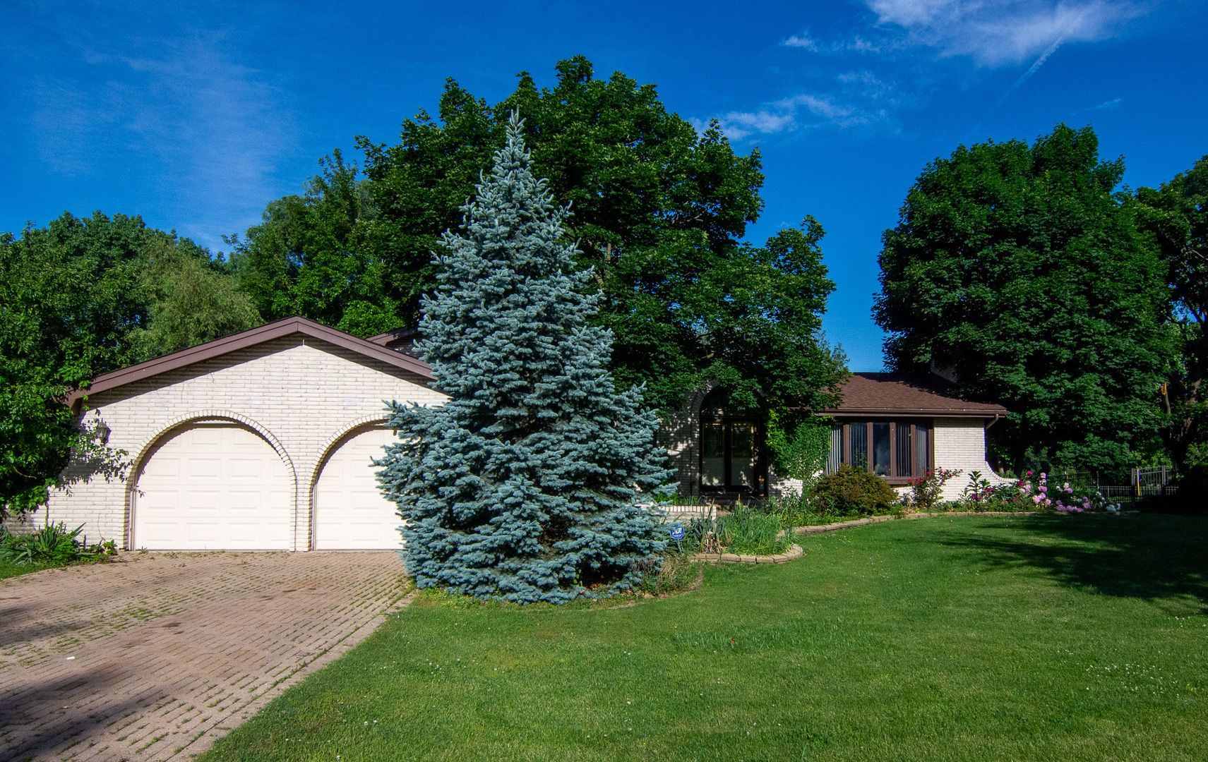 8408 Lakeside Drive — Downers Grove, IL 60516