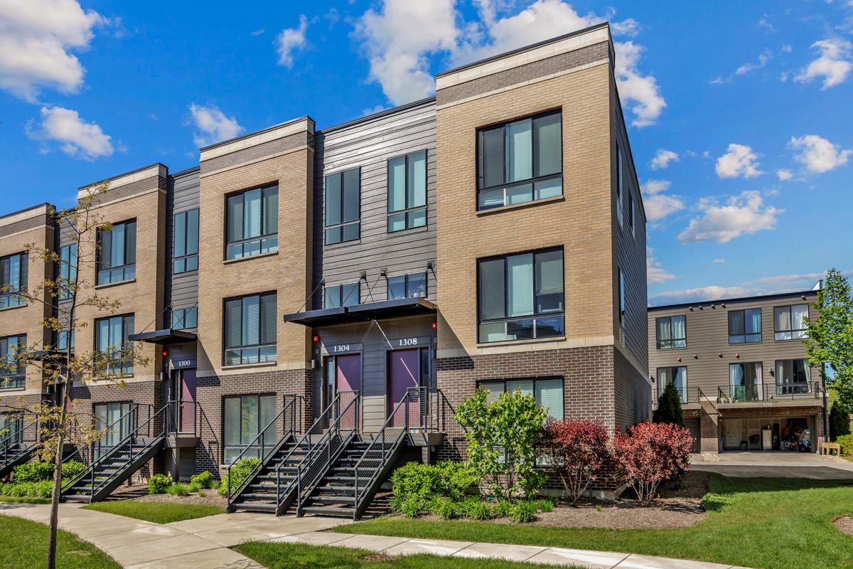 1308 Catalina Court — Schaumburg, IL 60173