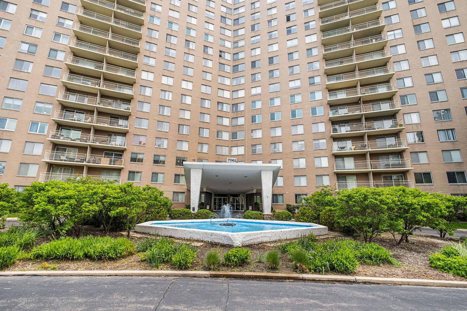 7061 N Kedzie Avenue #1605 — Chicago, IL 60645