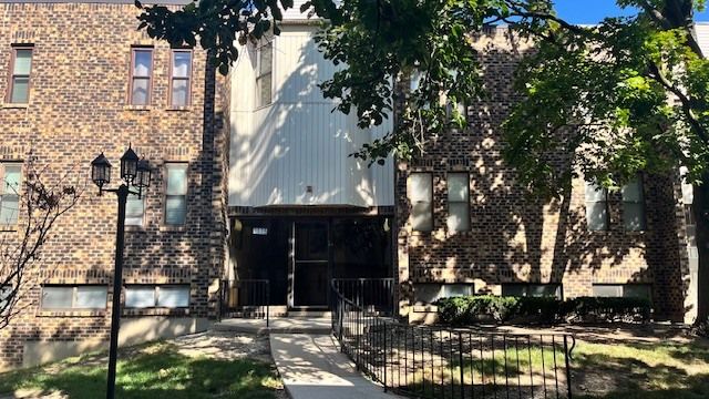2275 Country Club Drive #11 — Woodridge, IL 60517