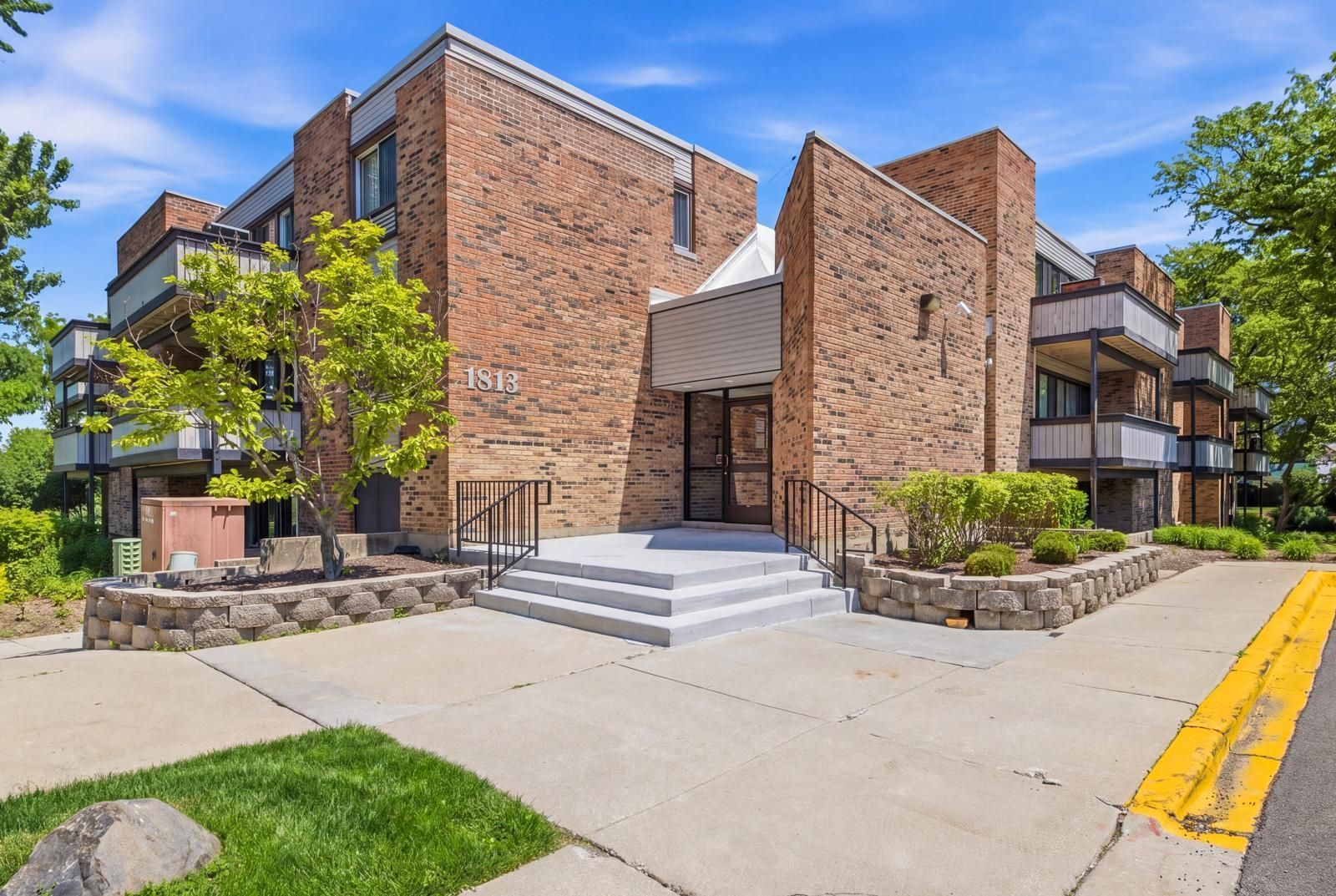 1813 Hemlock Place #110 — Schaumburg, IL 60173