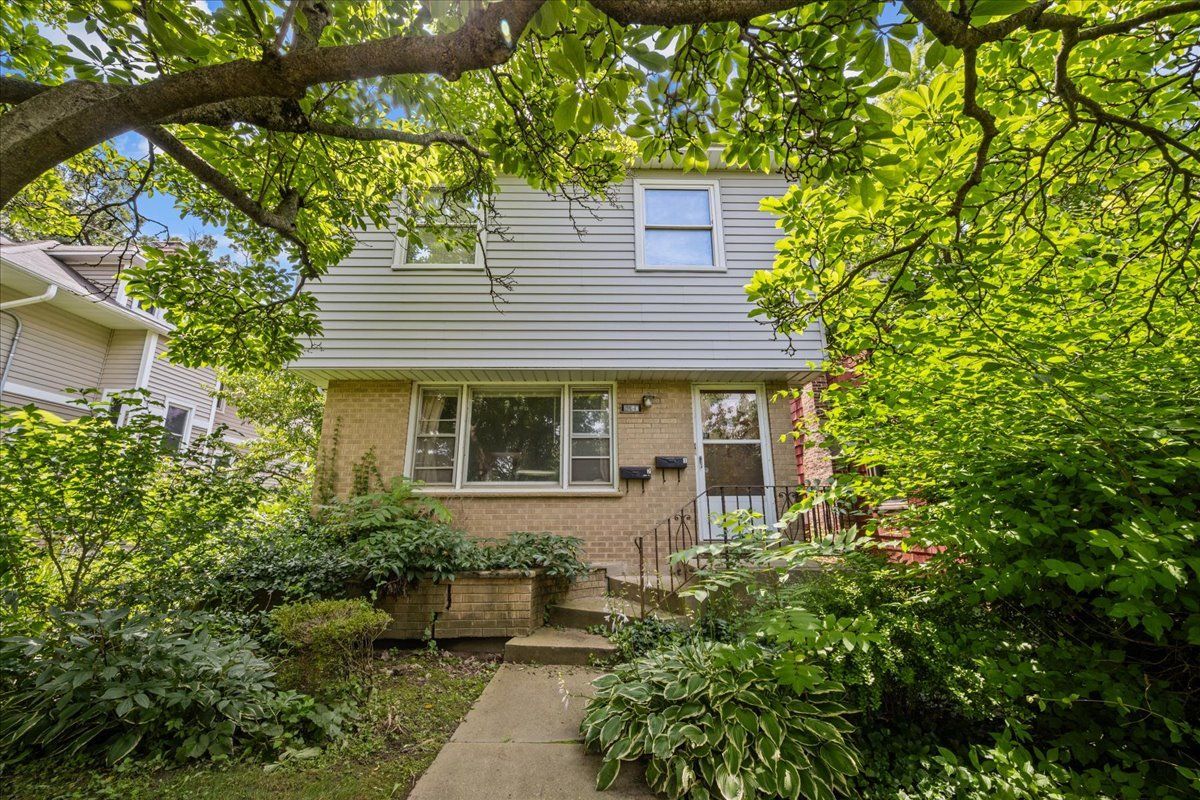 2490 Green Bay Road — Highland Park, IL 60035