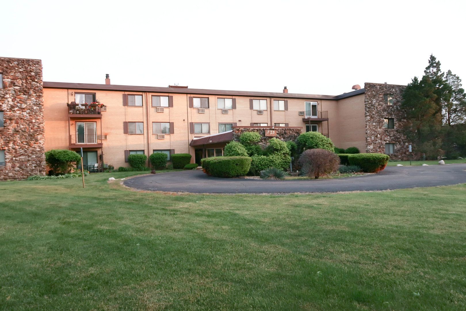 725 W Dempster Street #308 — Des Plaines, IL 60016