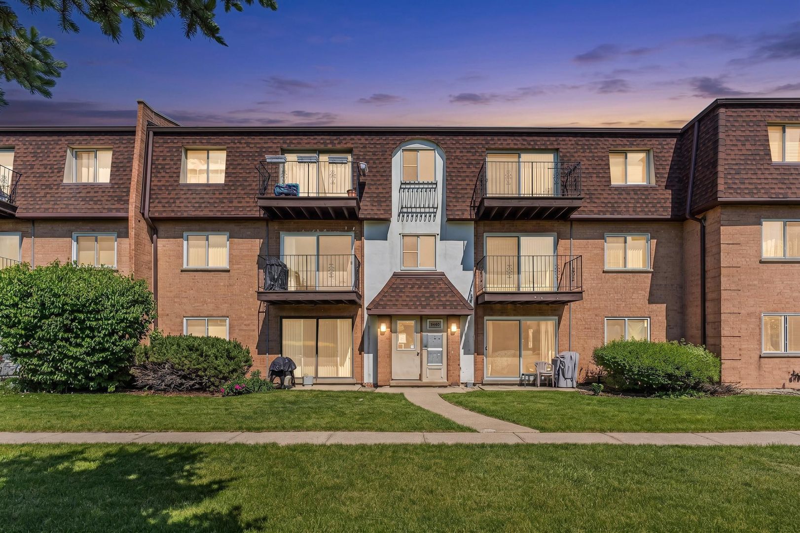9480 Bay Colony Drive #2N — Des Plaines, IL 60016