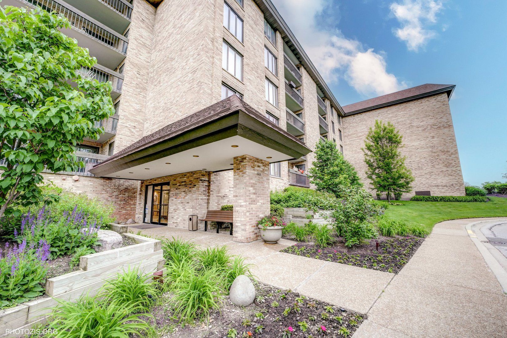 1621 Mission Hills Road #108 — Northbrook, IL 60062