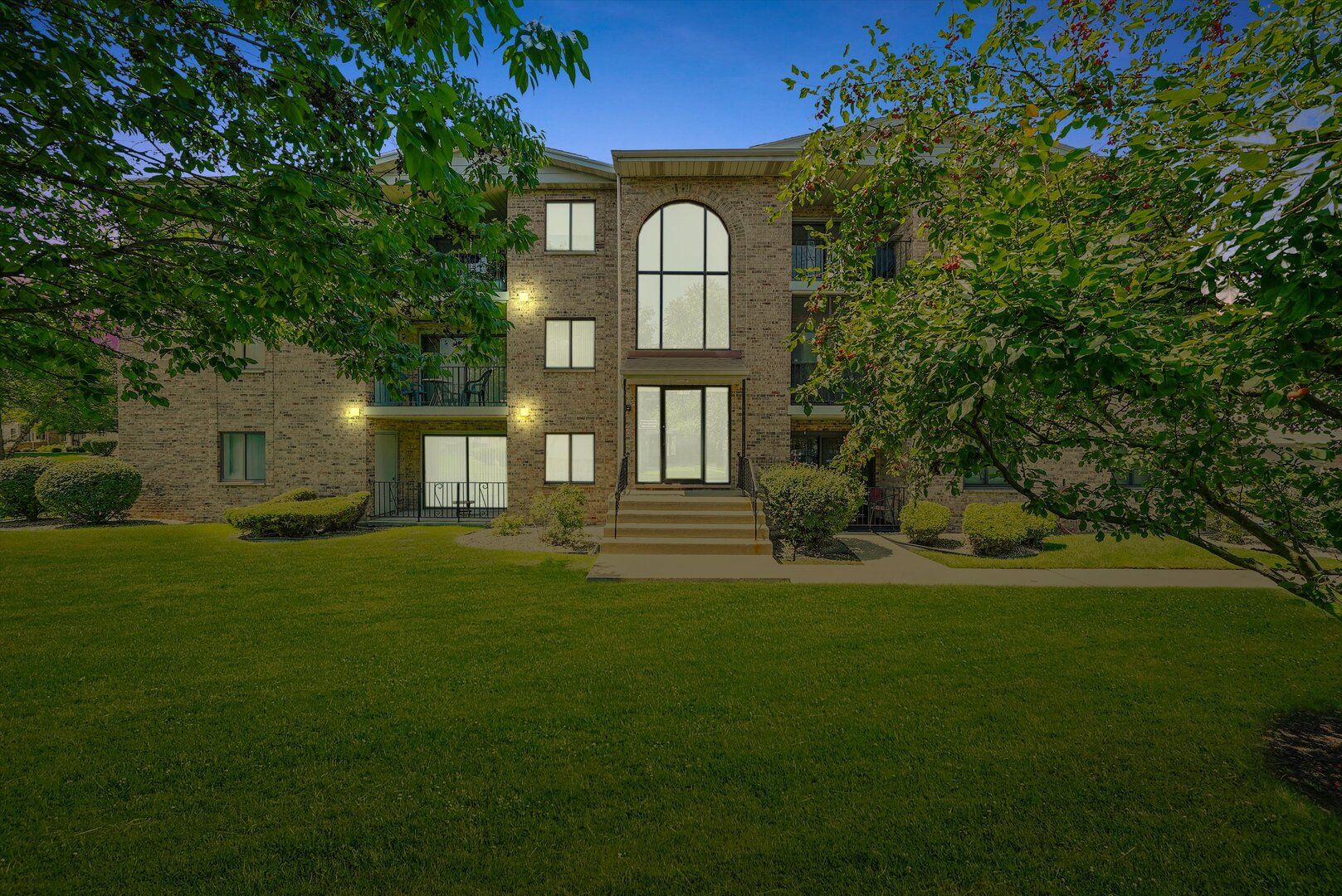 13248 W Circle Drive Parkway #405 — Crestwood, IL 60418