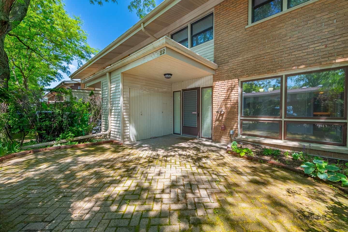 22 N DEE Road #22 — Park Ridge, IL 60068
