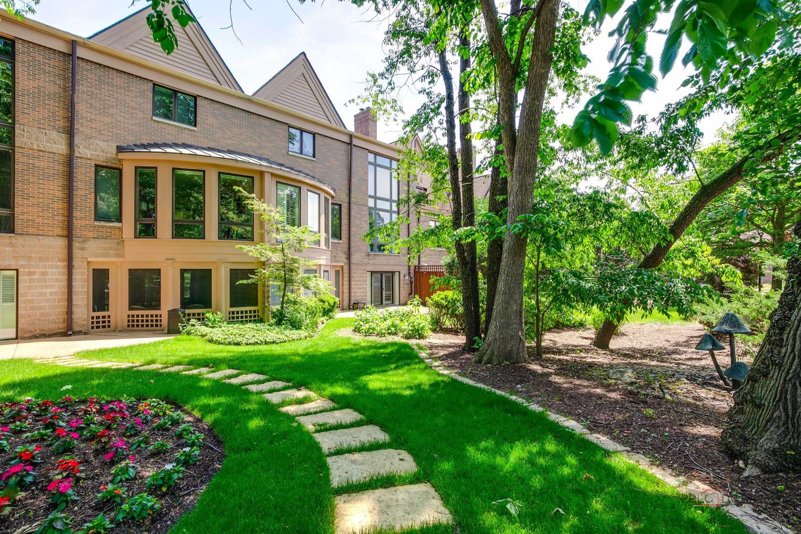 1302 Hawthorne Lane #1302 — Hinsdale, IL 60521