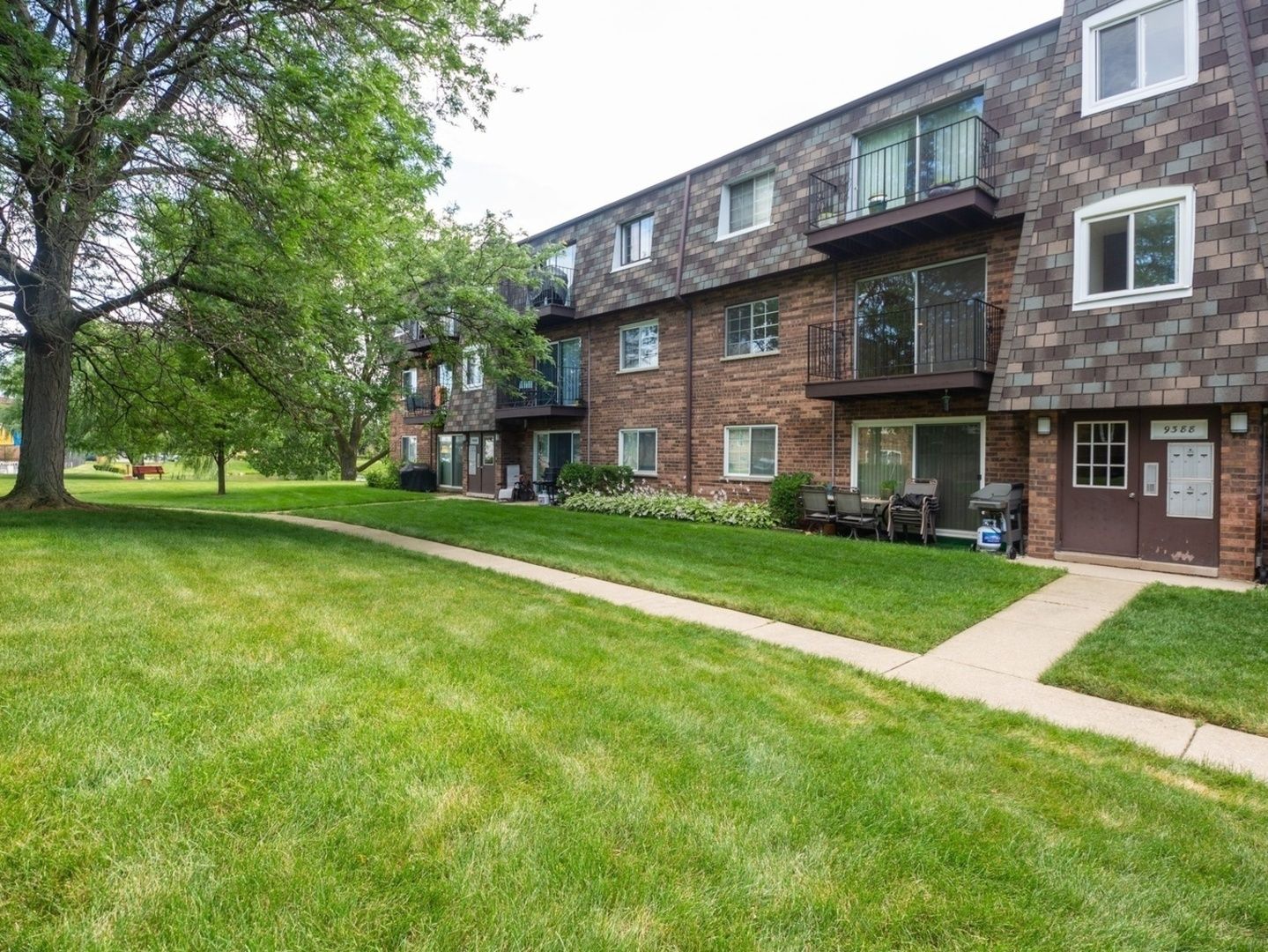 9388 Bay Colony Drive #2N — Des Plaines, IL 60016