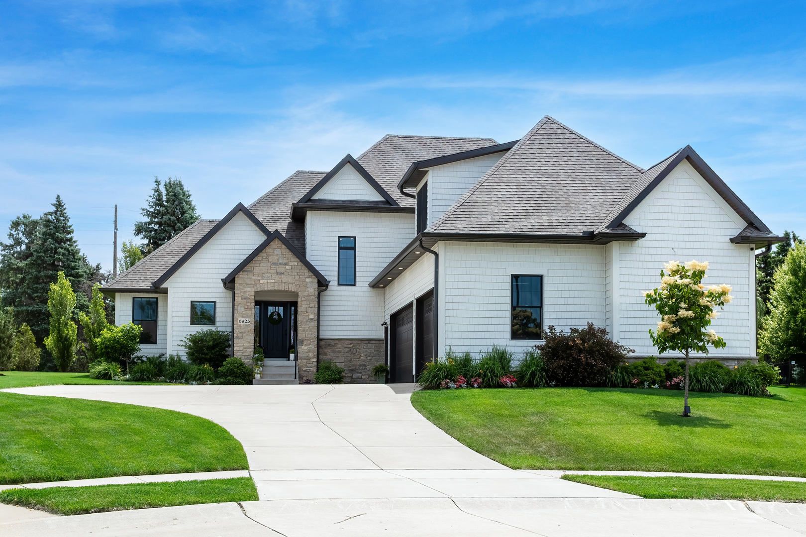 6925 Grover Station — Bettendorf, IA 52722