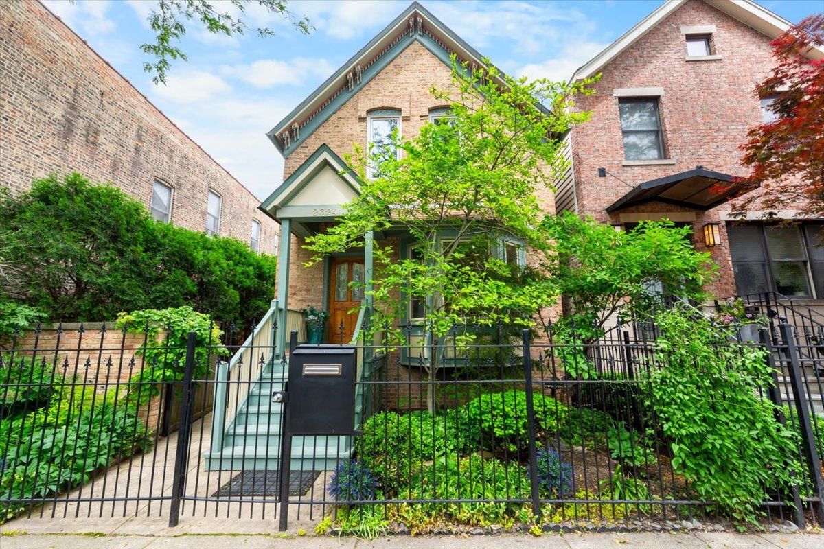 2324 W MCLEAN Avenue — Chicago, IL 60647