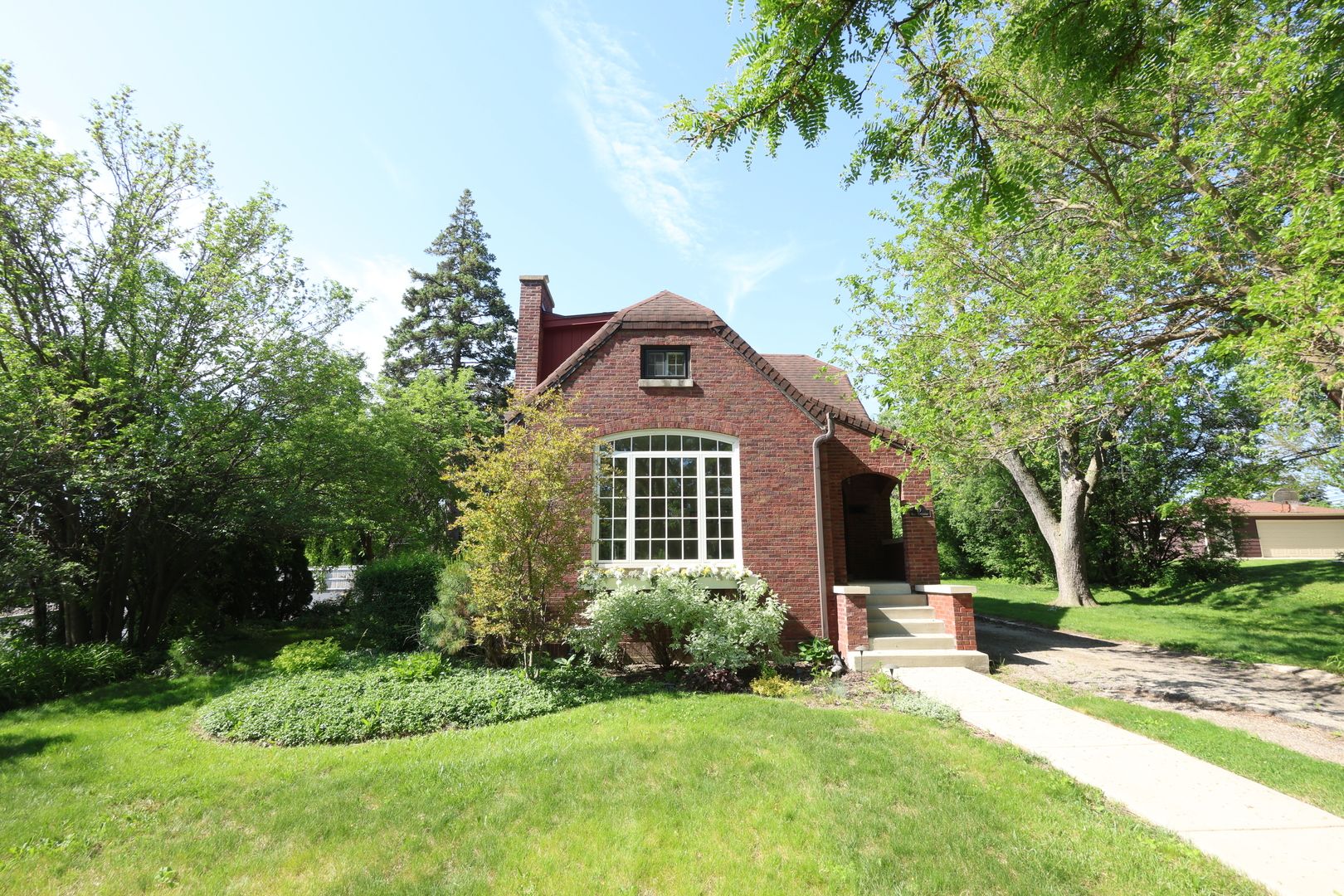 19 W Hattendorf Avenue — Roselle, IL 60172