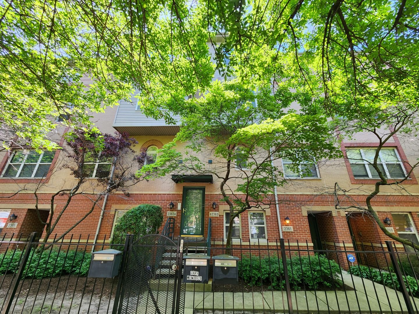 2363 E 70th Place #B — Chicago, IL 60649