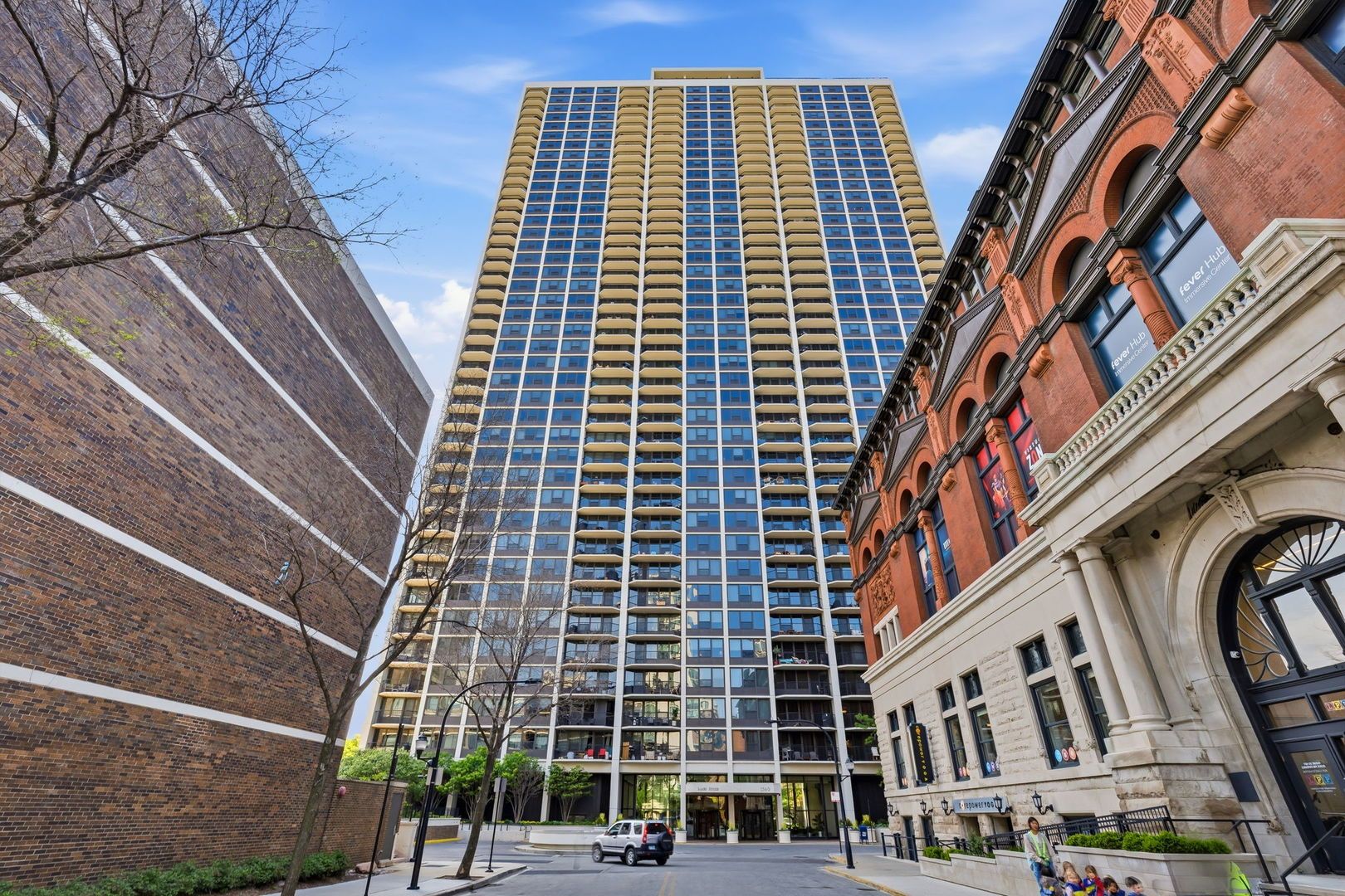 1560 N Sandburg Terrace #1405 — Chicago, IL 60610