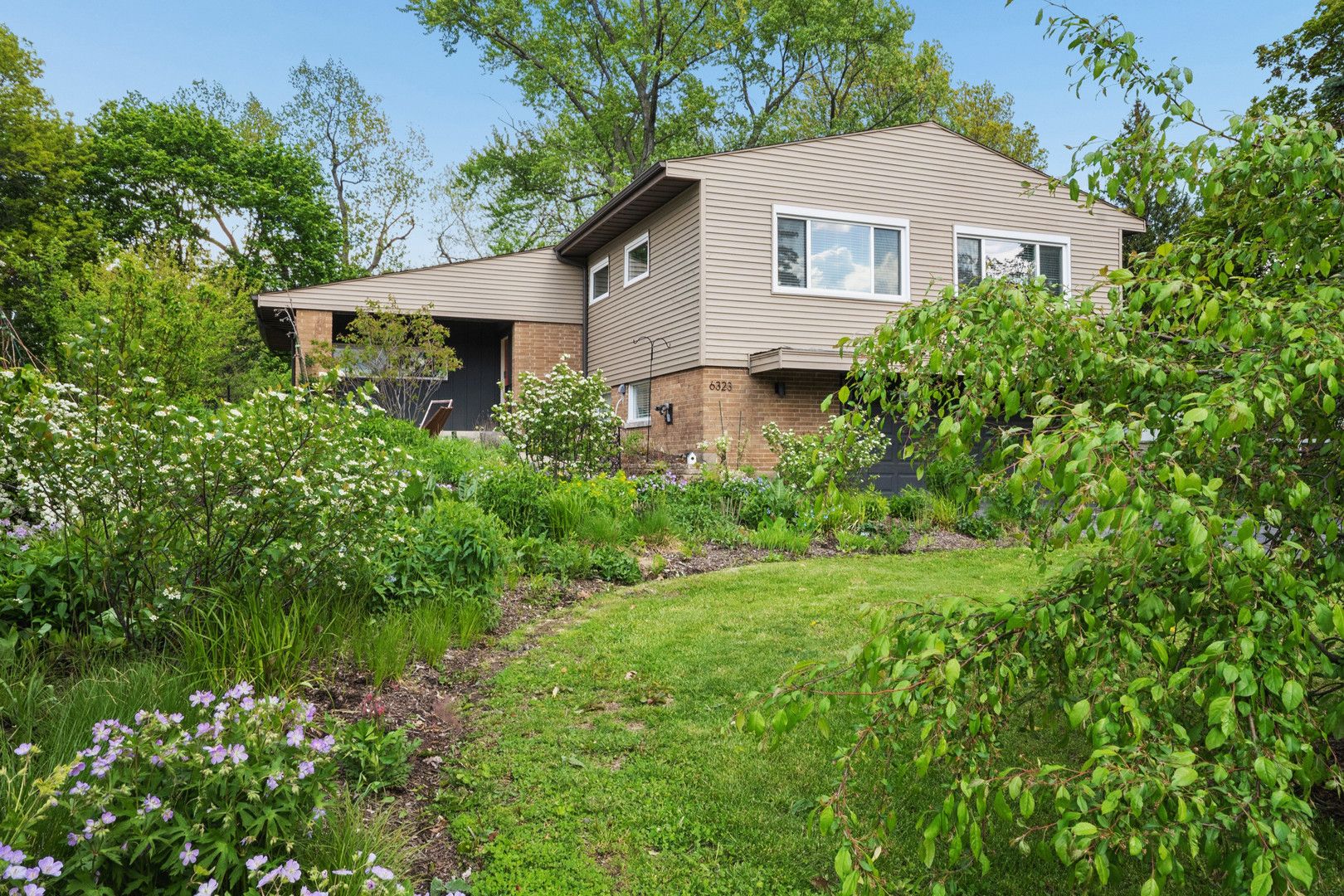 6323 N Kirkwood Avenue — Chicago, IL 60646