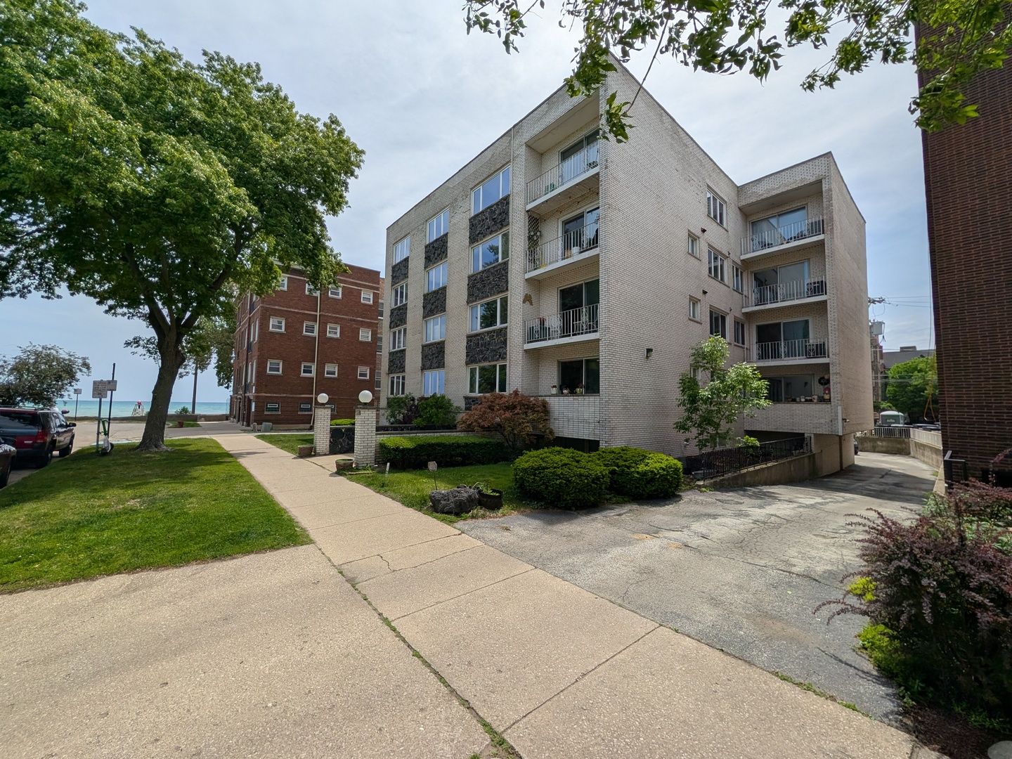 1057 W Pratt Boulevard #3C — Chicago, IL 60626