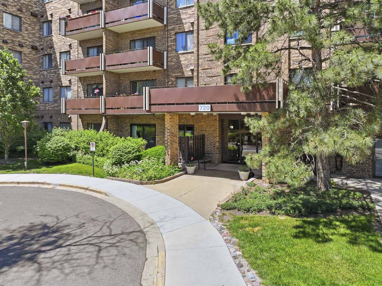 720 Wellington Avenue #509 — Elk Grove Village, IL 60007