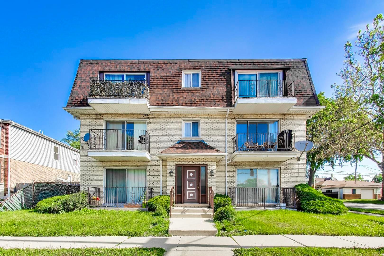 6534 W Montrose Avenue #1W — Harwood Heights, IL 60706
