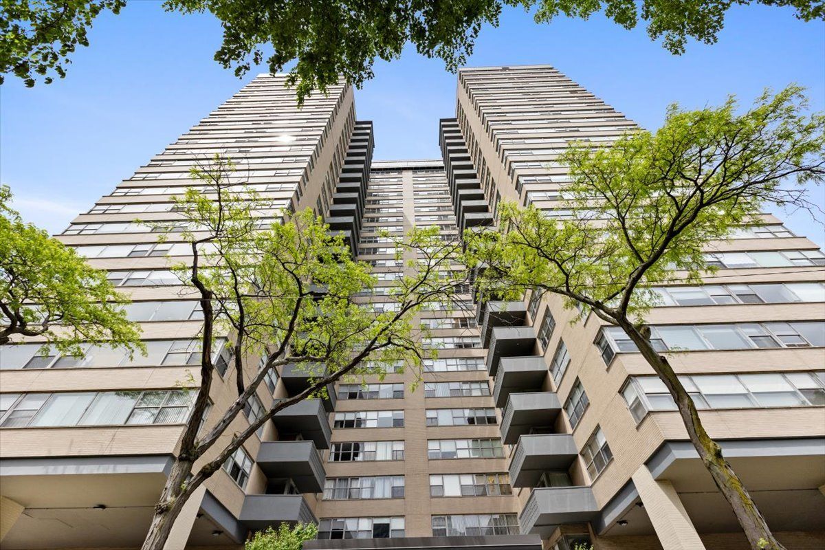 6301 N Sheridan Road #10F — Chicago, IL 60660