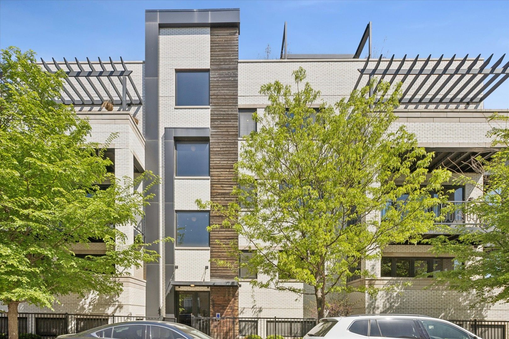 1334 W WALTON Street #2W — Chicago, IL 60642