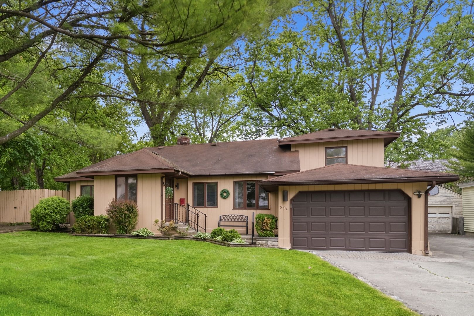 904 Glendale Road — Glenview, IL 60025