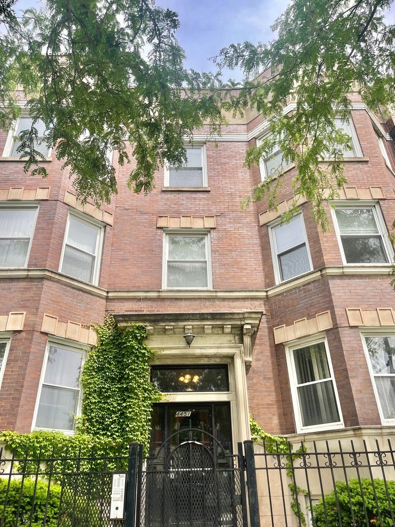 4451 S Indiana Avenue #2S — Chicago, IL 60653