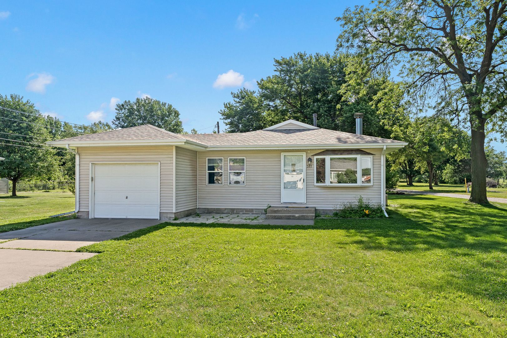 317 17TH Street E — Milan, IL 61264