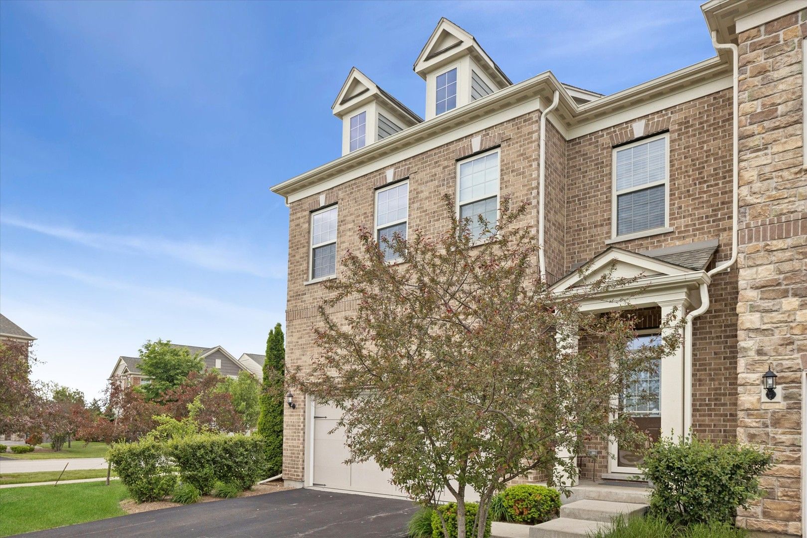 402 Highcroft Way — Lincolnshire, IL 60069