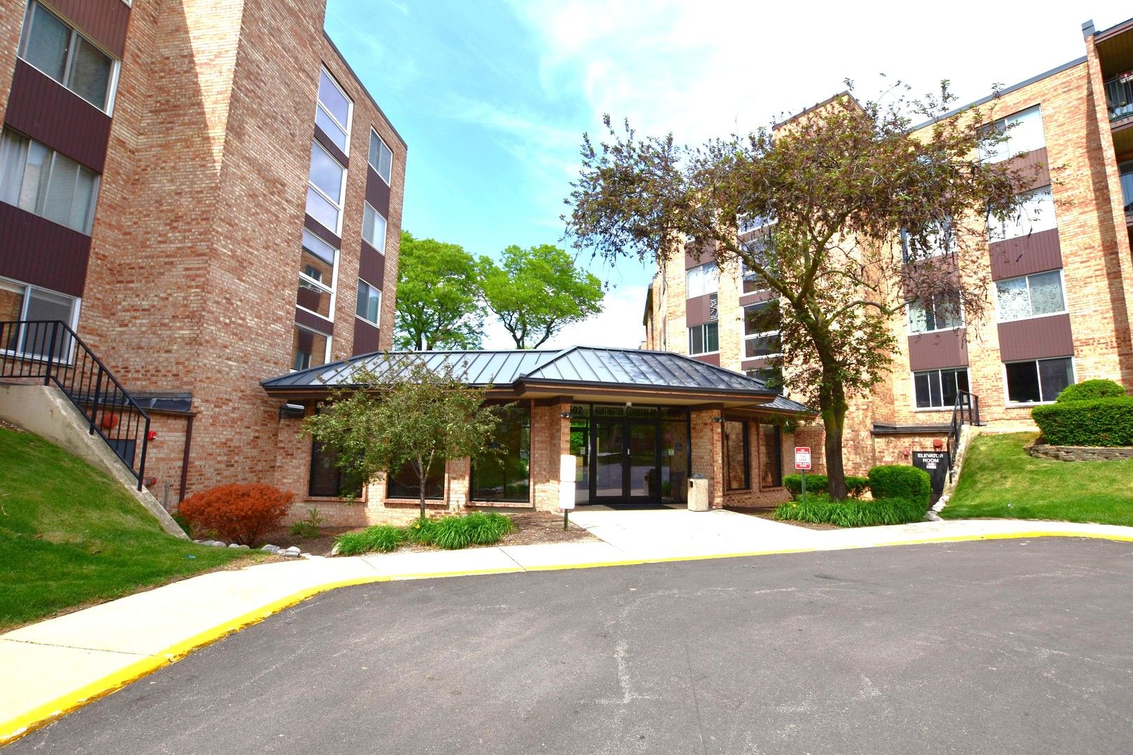 500 W Huntington Commons Road #157 — Mount Prospect, IL 60056