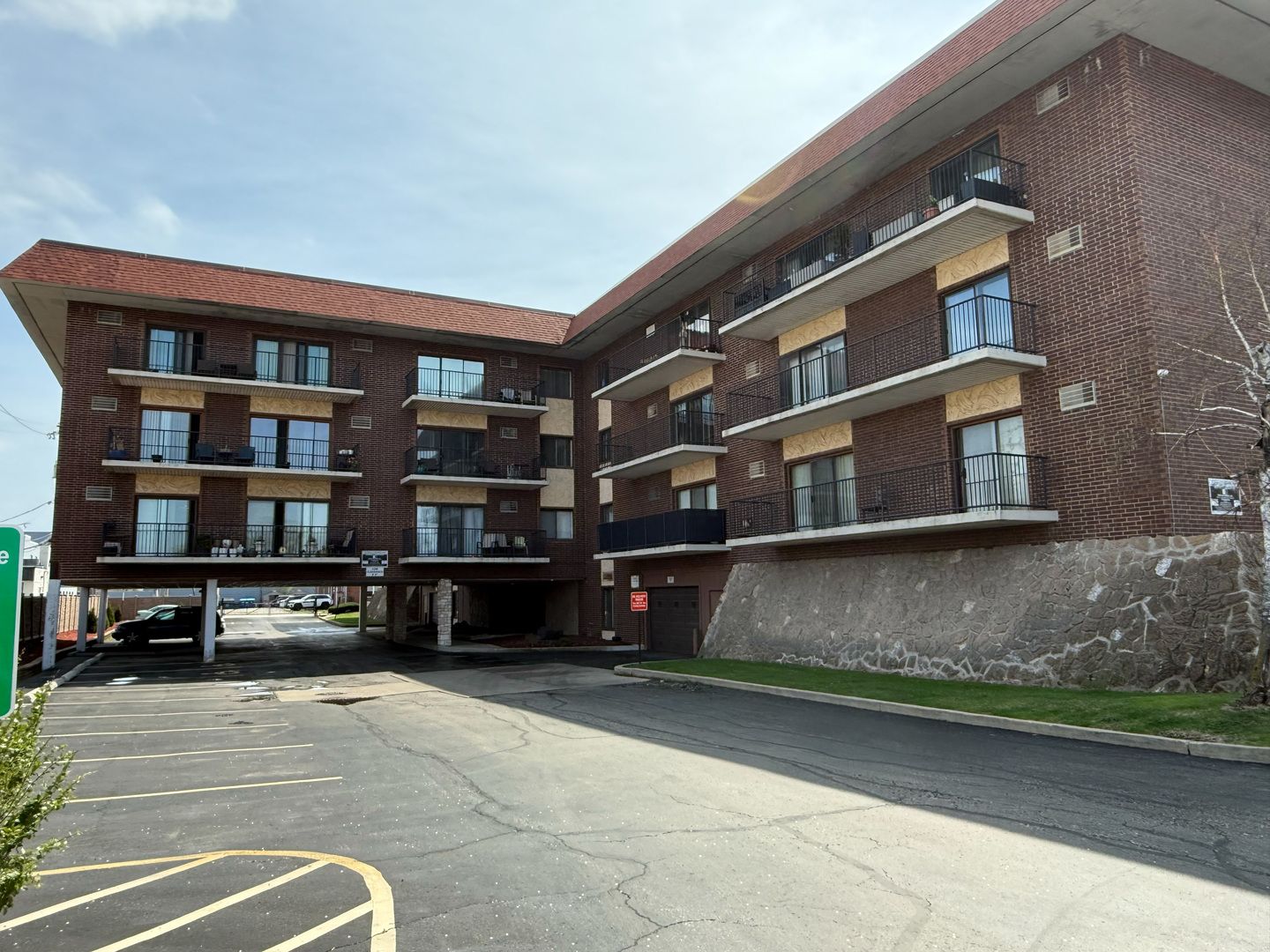 9520 Mayfield Avenue #212 — Oak Lawn, IL 60453