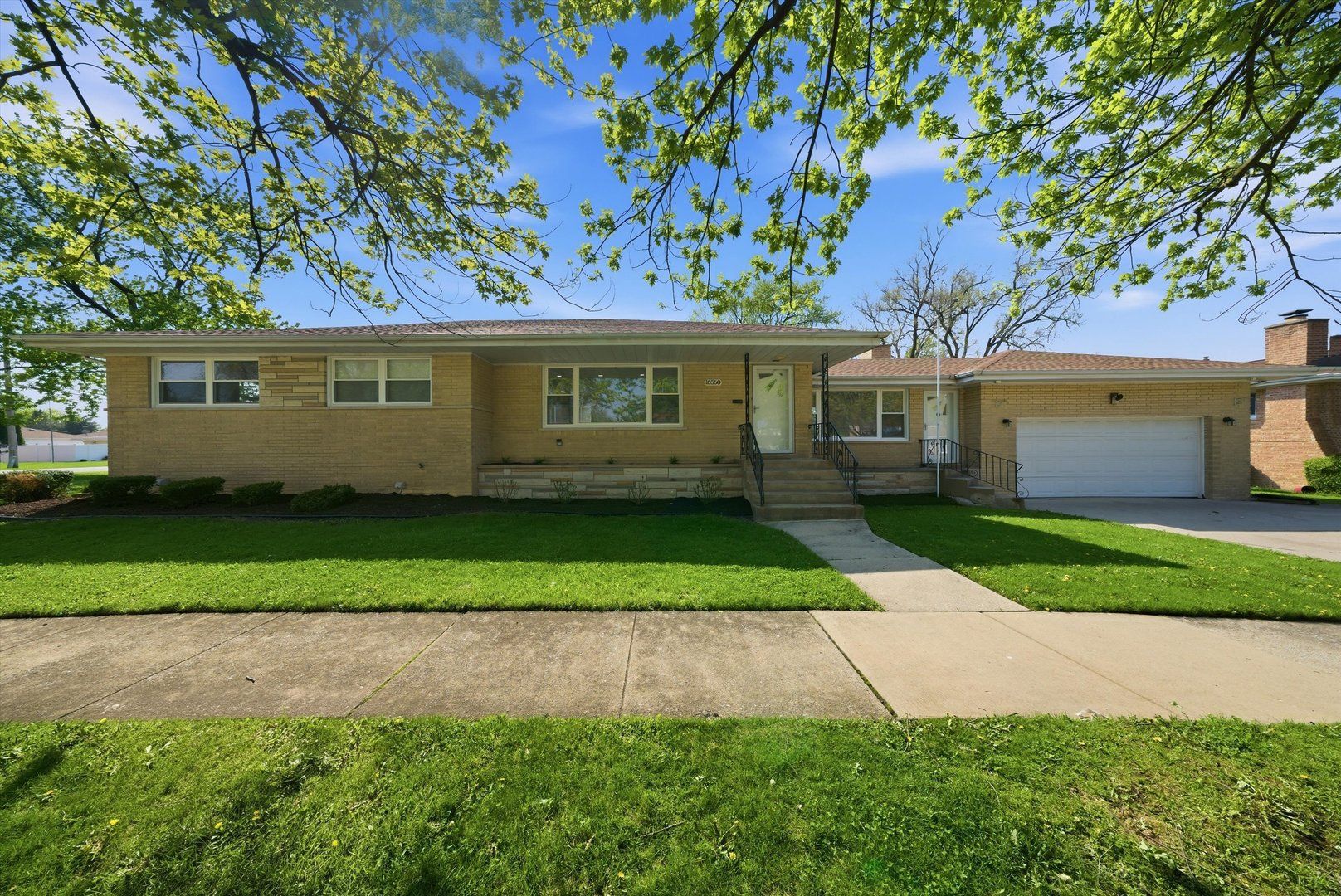 16560 Greenwood Avenue — South Holland, IL 60473