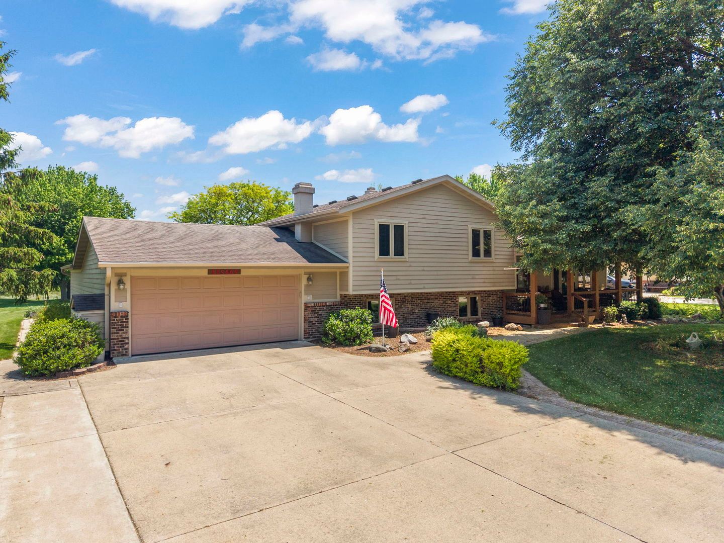 11S669 Schillinger Drive — Naperville, IL 60564
